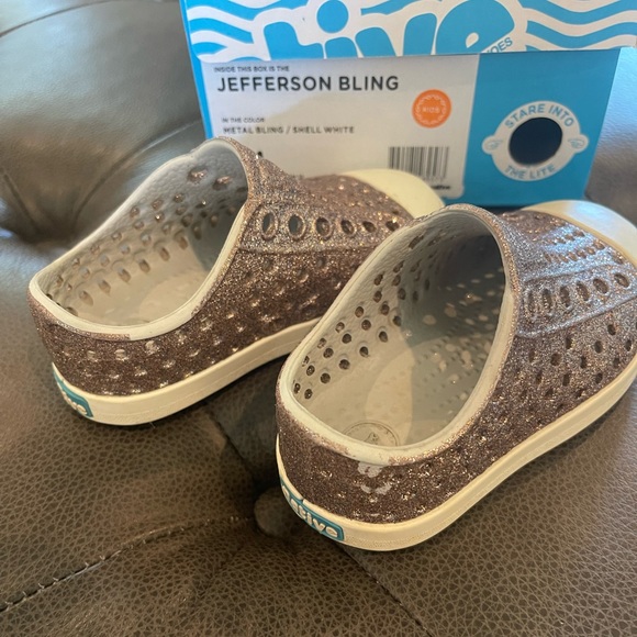 Native Jefferson Metal Bling Girls Shoes size C4 - great used condition - Picture 2 of 2